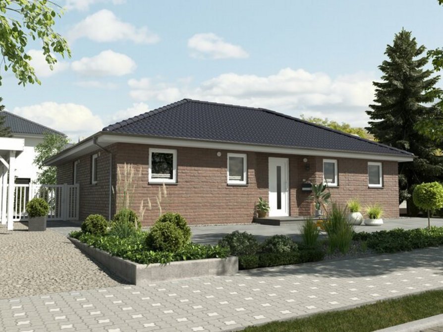 Der Winkelbungalow 108 in der Variante Klinker mit Blick von der Straße auf den Eingangsbereich und Carport